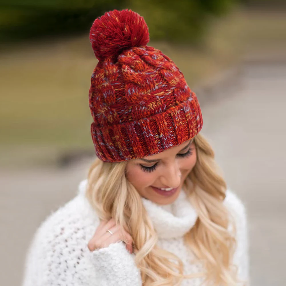 หมวกบีนนี่ถักไหมพรมบุขนแกะหนานุ่มสำหรับผู้หญิง พร้อมพู่ห้อย ขอบพับได้ หมวกไหมพรมถักลายบิดเกลียว สำหรับฤดูหนาว ให้ความอบอุ่น มีปอมปอม สำหรับผู้ใหญ่