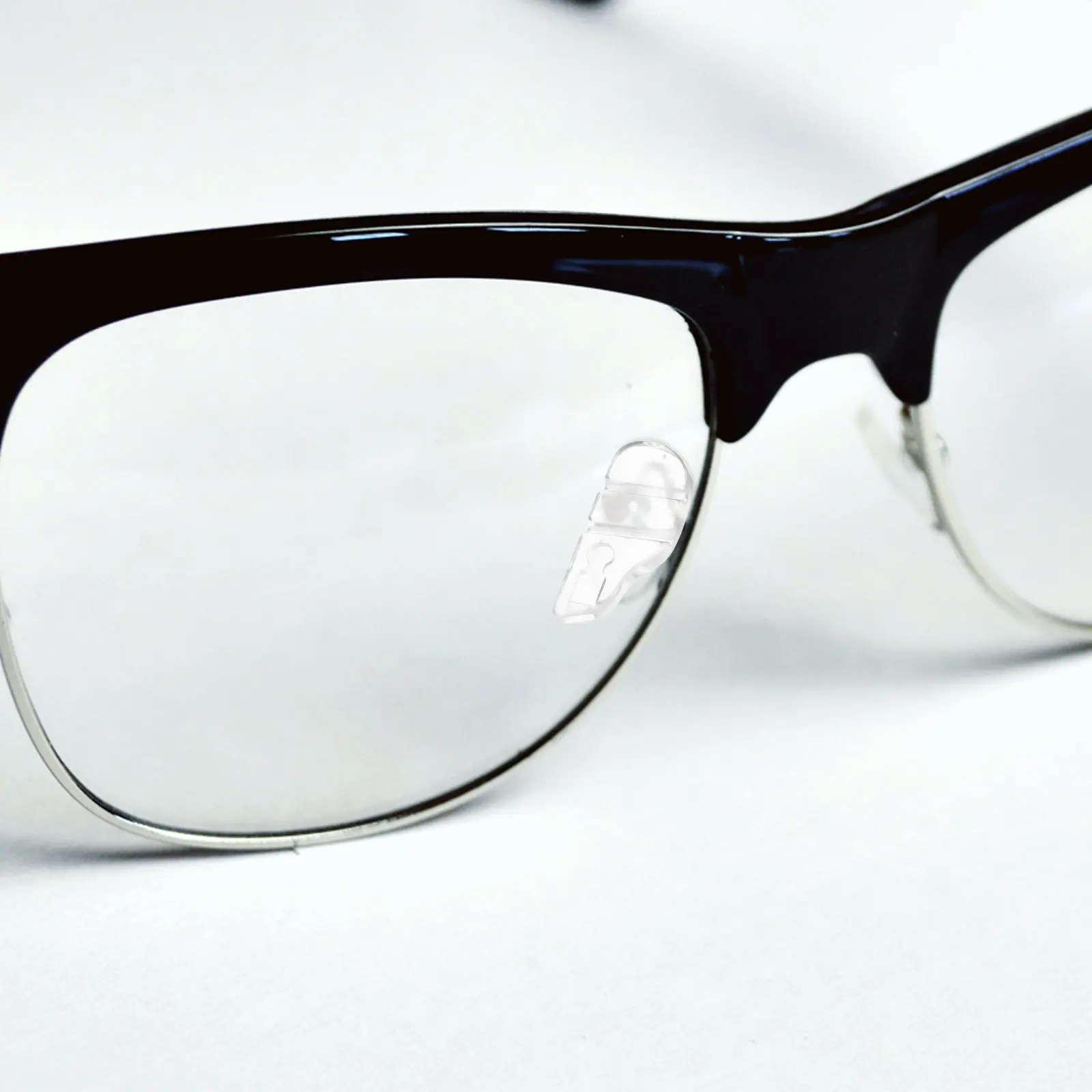 

Комплект из 2 накладок на нос для очков: противоскользящие, удобные сменные накладки для очков и солнцезащитных очков, регулируемые, для фиксации оправы