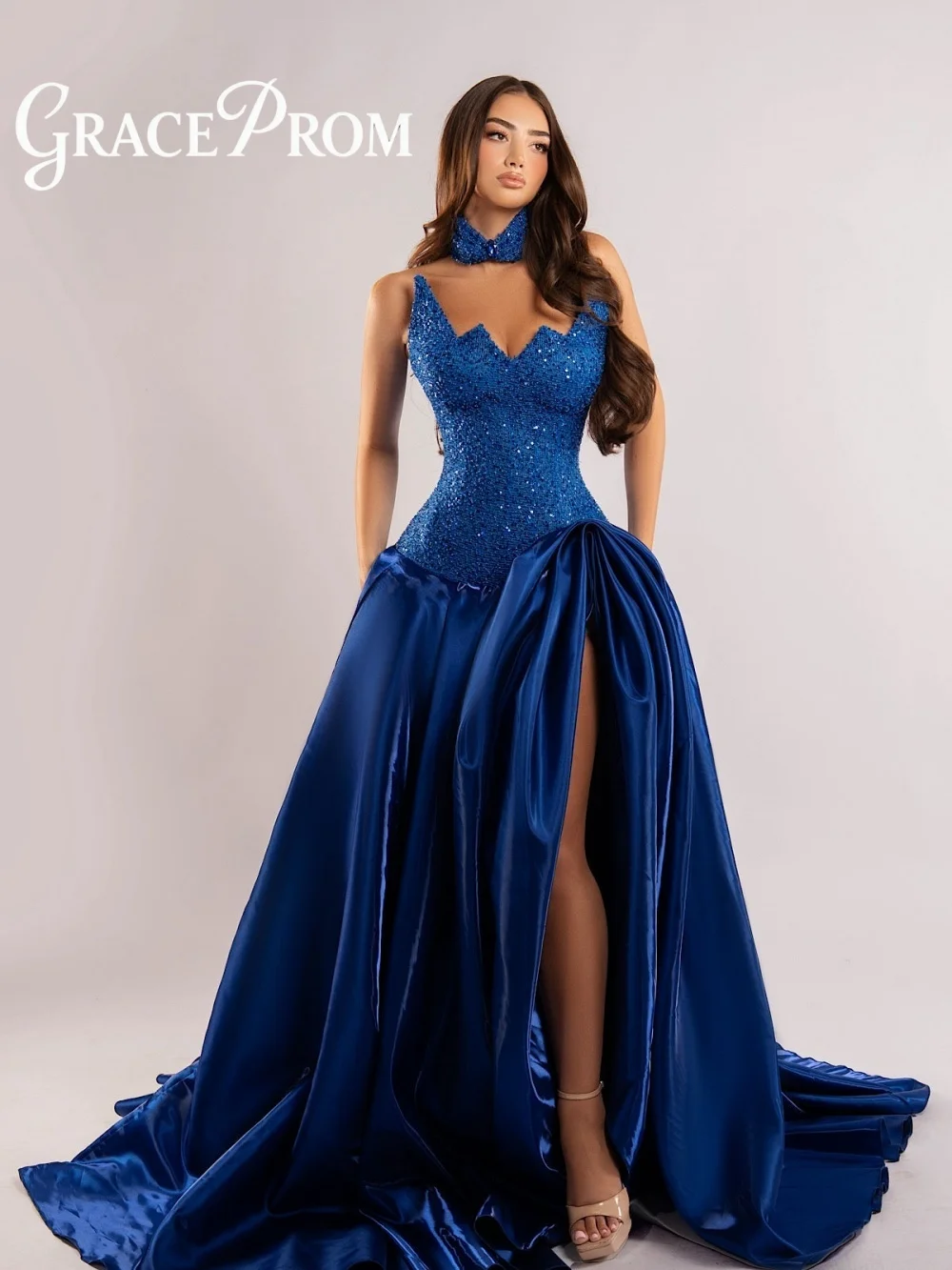 ชุดราตรีคอ halter ยี่ห้อ GraceProm รุ่นปี 2026 ประดับเลื่อมระยิบระยับ ทรง A-Line ยาวกรอมพื้น สำหรับงานปาร์ตี้