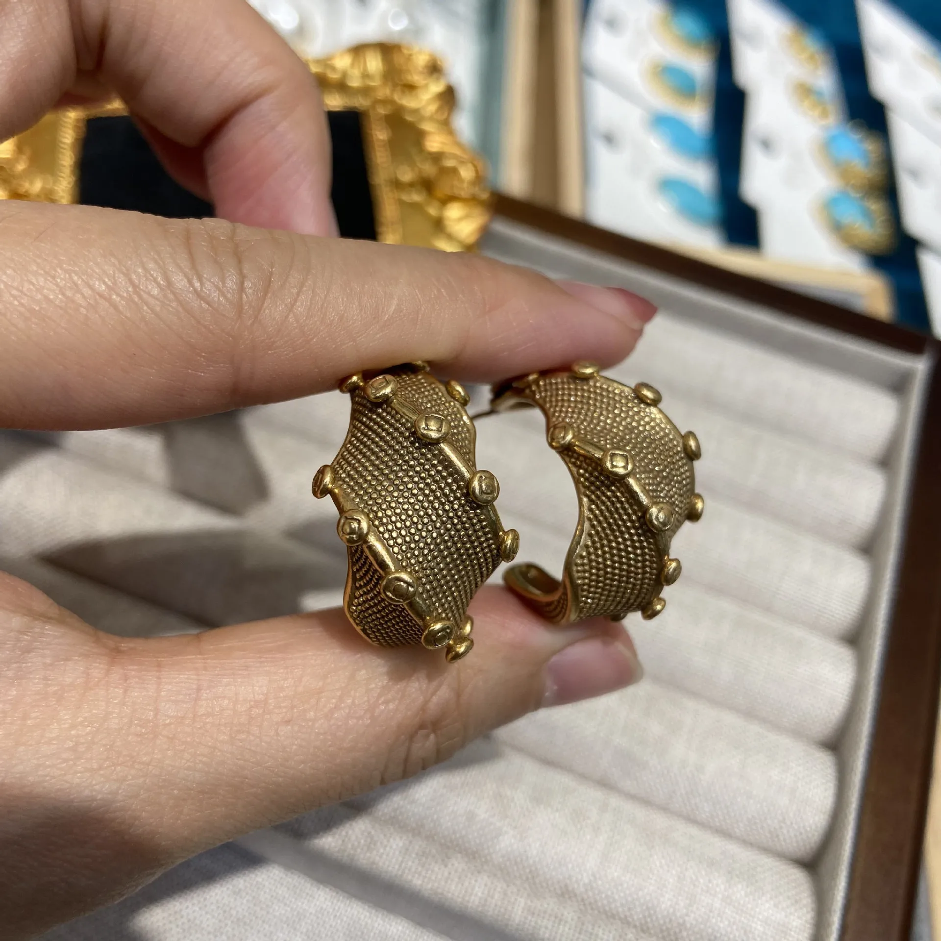 Women's Luxury Russian Retro Twisted Stud Earrings French Russian Gold Irregular C-shaped Ear Accessories Ladies Jewelry Gifts