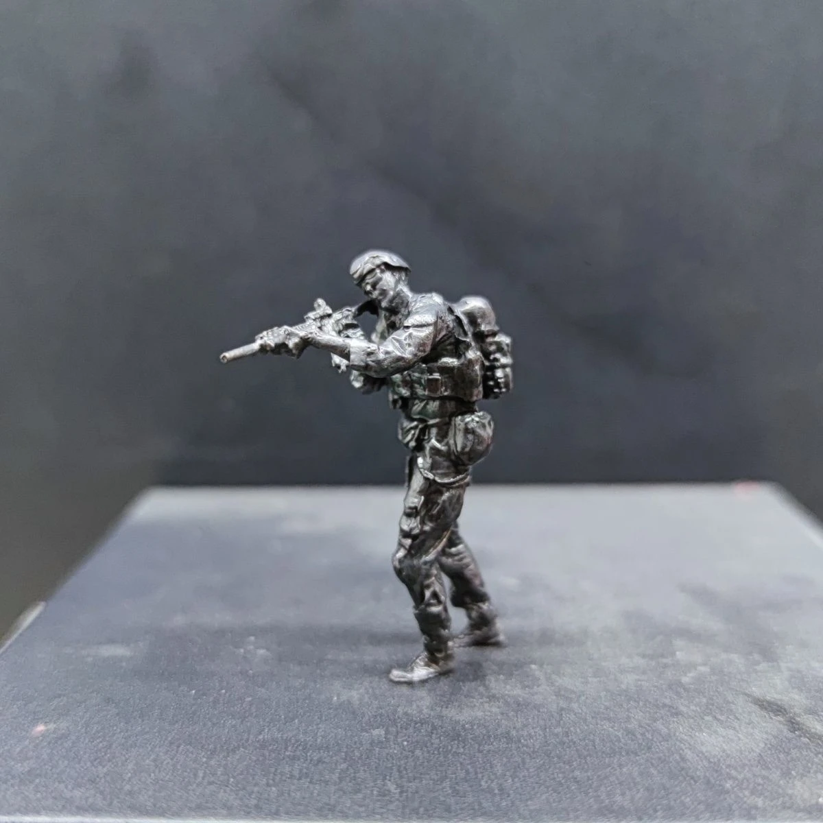 

5cm Copper Antique Tactical Figurine - 1/35 Scale Metal Soldier Rifle & Backpack, Vintage War Memorial Decor Collectible Gift