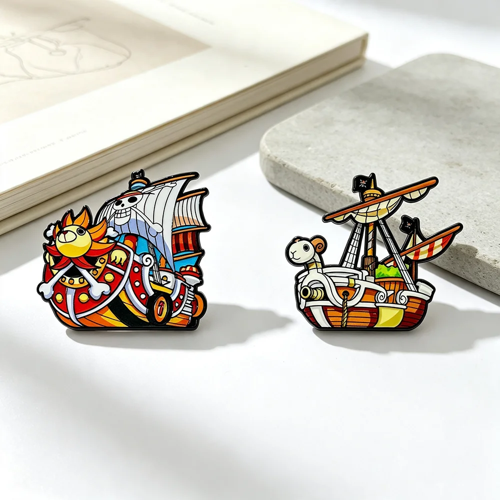 2 Stück Anime Piratenschiff Thousand Sunny & Going Merry Emaille-Pins Set Metallbrosche Abzeichen Cartoon Anstecknadel für Kleidungszubehör – Detail 5