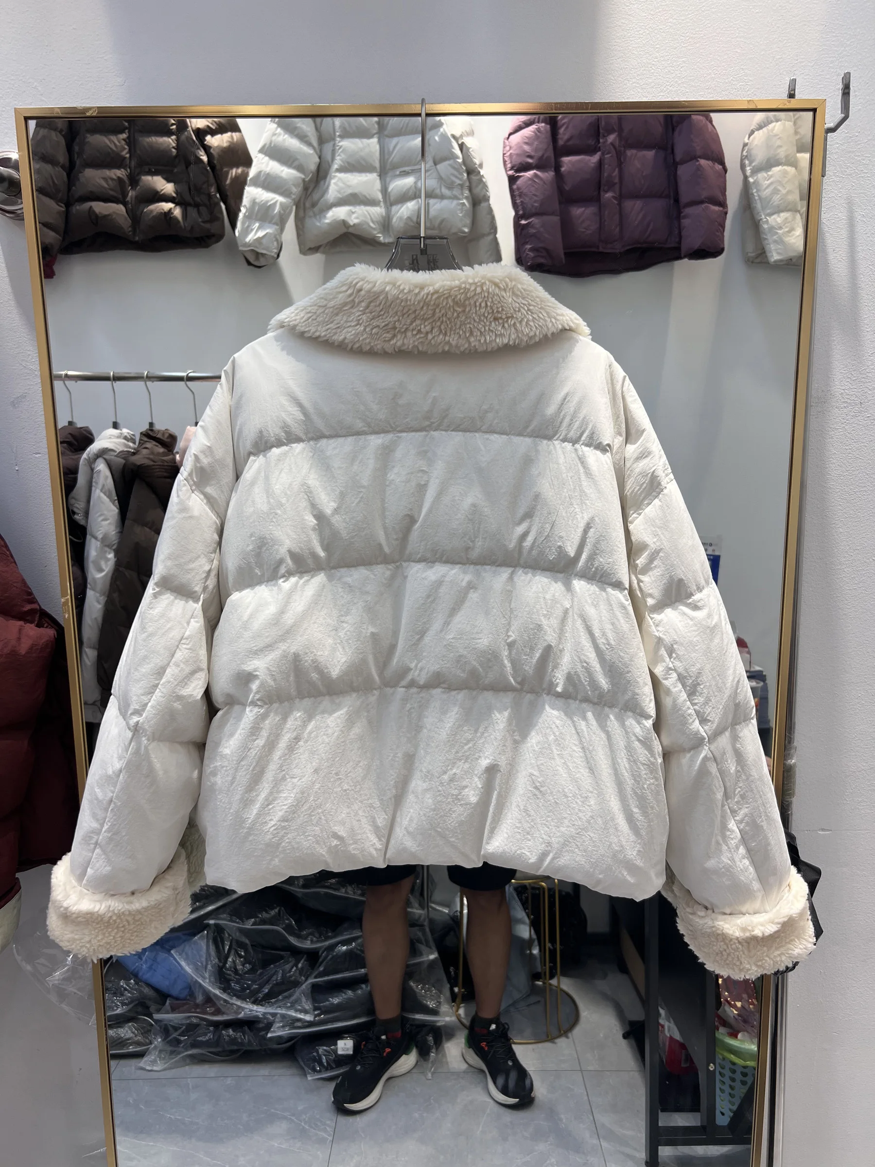 سترة بيضاء مبطنة من صوف الضأن على شكل قرن البقرة سترة سفلية للنساء مع صوف امبسوول فضفاض بياقة مقلوبة معطف شتوي قصير