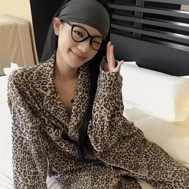 الملابس النسائية المخملية بيجامة من الصوف الخريف والشتاء جديد ليوبارد طباعة سترة التلبيب فضفاض زوجين وتتسابق مجموعة ملابس منزلية