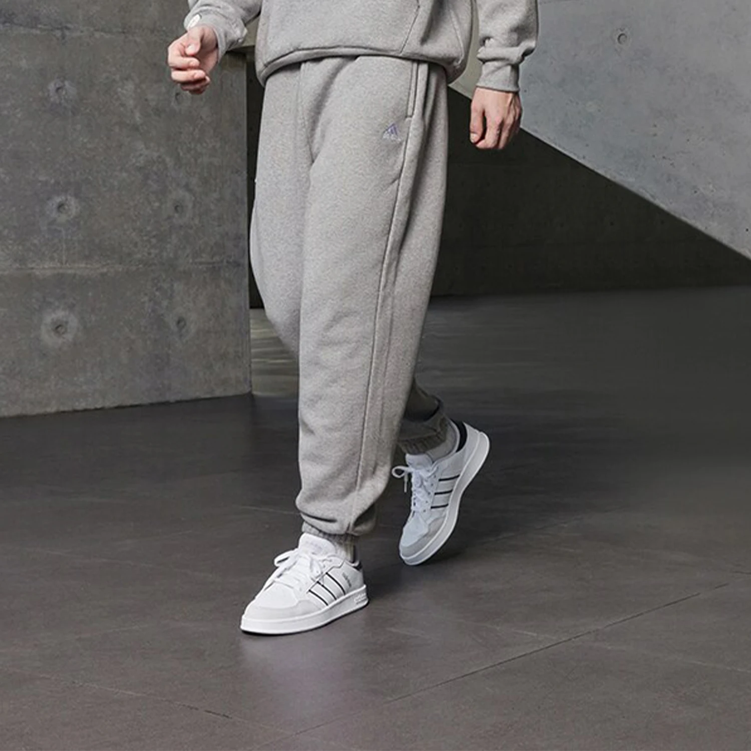 pantalones-deportivos-informales-de-felpa-calidos-y-de-diseno-moderno-para-hombre-y-mujer-de-la-marca-adidas-modelo-iv7608