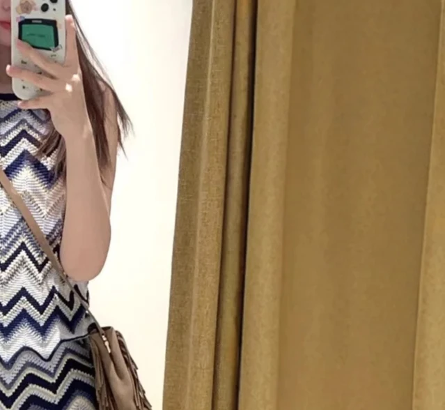 

Women's elegant two-piece suit with striped vest or slim-fitting fashionable trousers