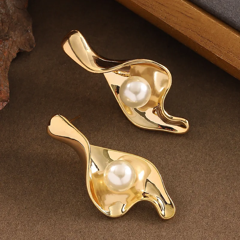 

Fashionable, exquisite, exaggerated personality, glossy pea pod pearl earrings, light luxury, high-end, luxury commuting earring