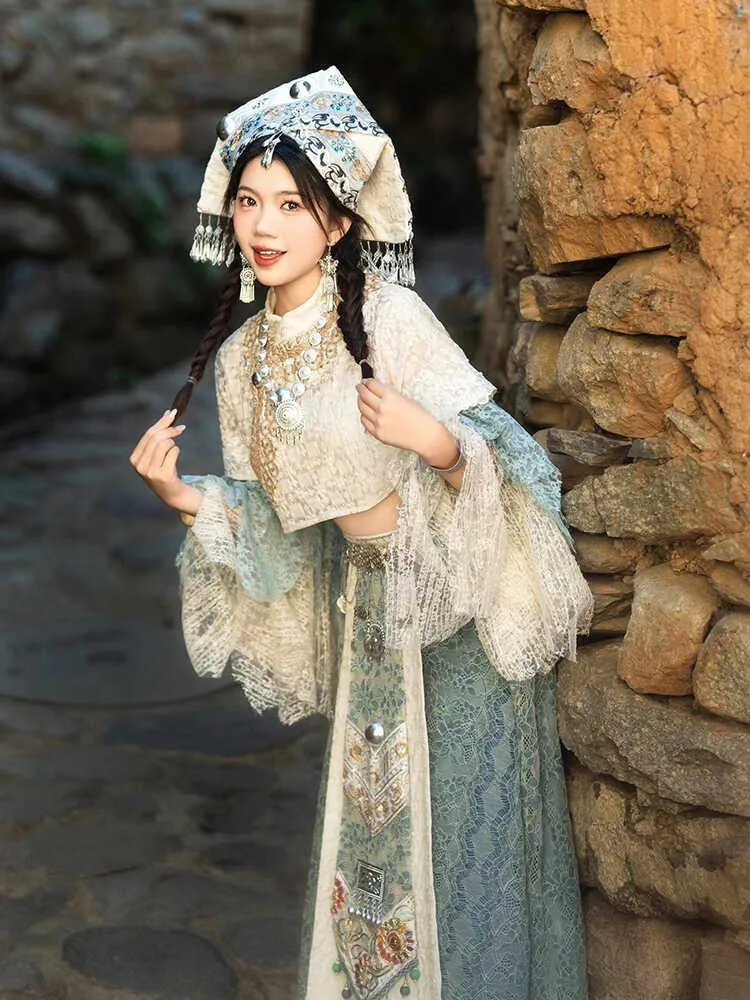 

Travel photography in ethnic costume women's lace embroidery performance costumes