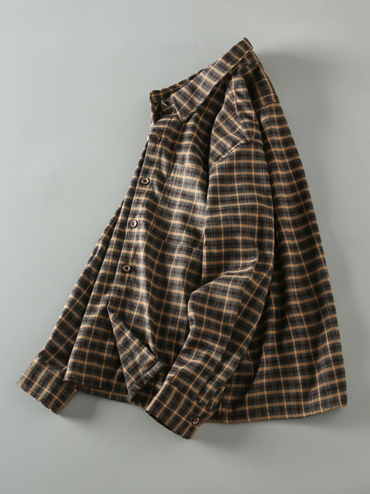 

Новая весенняя мужская свободная повседневная рубашка в клетку, винтажная, с эффектом потертости, тканая, с длинным рукавом, в стиле рабочей одежды, молодежная, трендовая