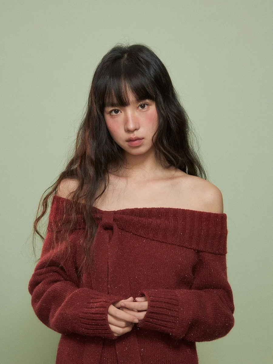 

Красный трикотаж Cisas на одно плечо, женский осенне-зимний ленивый сле, высококачественное ощущение Wed Hub Sweet Sle, свободный крой, пустышка...