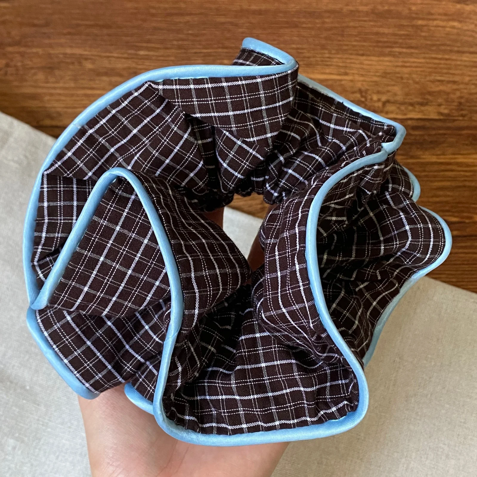 1PC 헤어 액세서리 세트, 브라운 체크무늬 리본과 블루 트림이 있는 스크런치, 곰 라벨, 소녀들을 위한 귀여운 헤어 장식