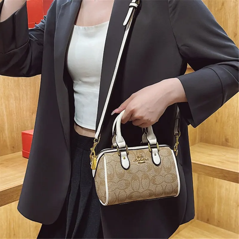 New fashion handbags, women\'s brand bags, women\'s small luxury goods, women\'s shoulder bags, mainly women\'s mobile phone bags.