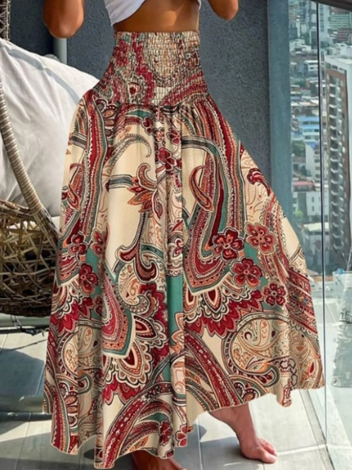 Saia midi fena estilo boêmio, elástica, cintura alta, evasê, com estampa floral, moderna, para praia e férias, em poliéster.