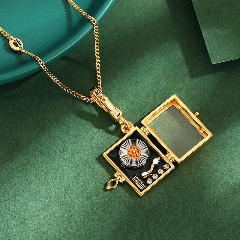 

Trendy Retro 3D Rhinestone Inlaid Openable Gramophone Pendant Design Exquisite Phonograph Necklace Gift For Women