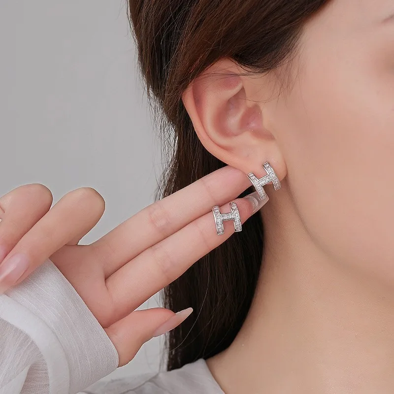 

It exudes a sense of high-end elegance, with a unique feminine design and small H-shaped stud earrings inlaid with zircon