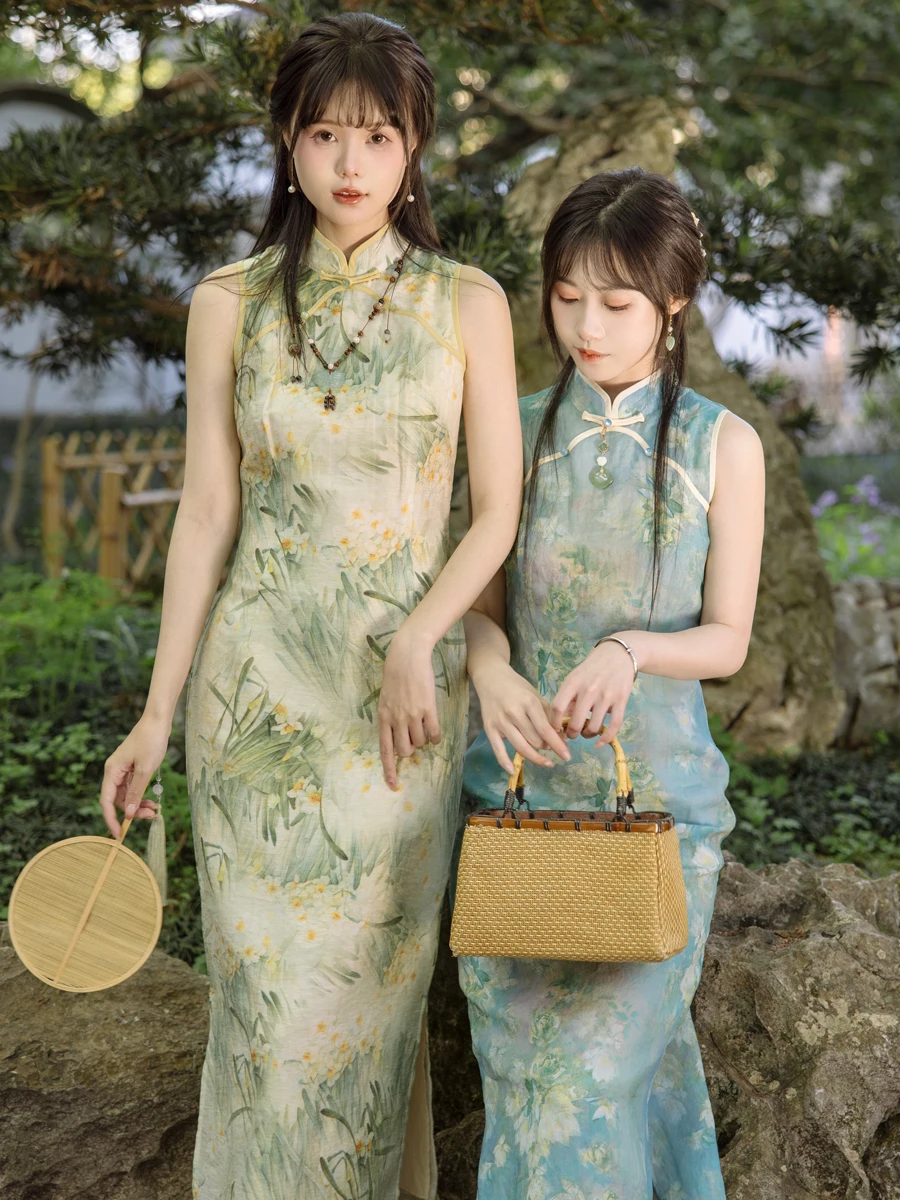 Chuan Dai Timel: Vestido Qipao sin mangas con estampado tricolor de ramas primavers, largo hasta el suelo, ro y tra...