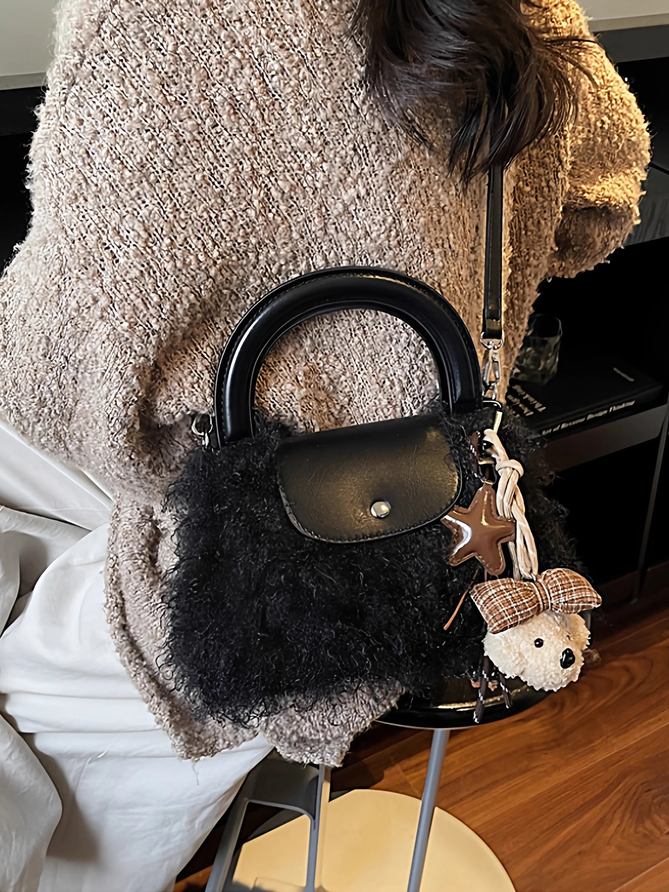 

Новинка 2023 года, корейская сумка из овечьего меха, женская модная сумка через плечо, мягкий ремешок из искусственной кожи, магнитный синий цвет