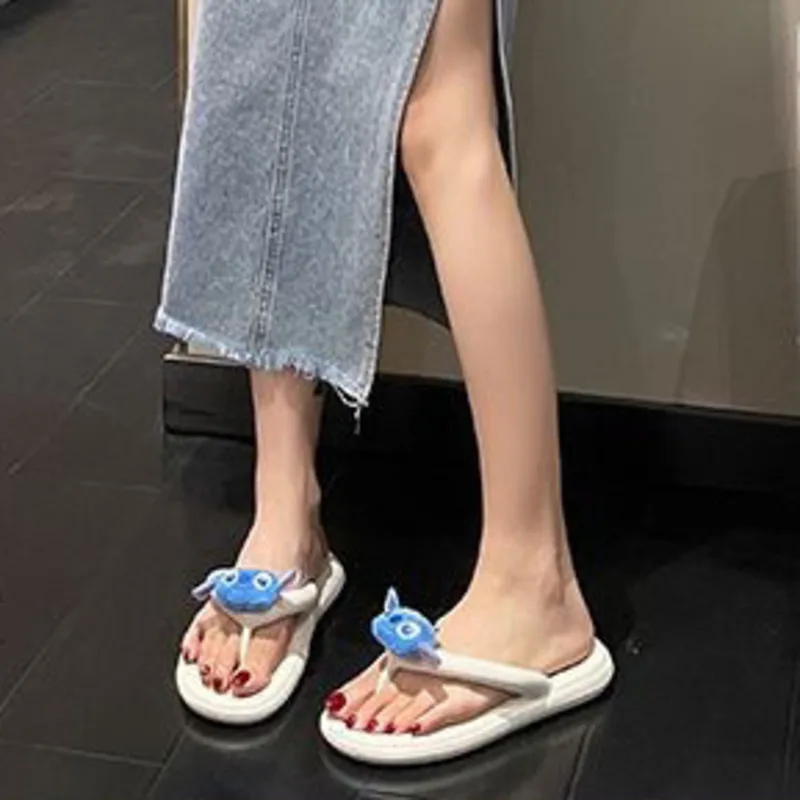 Chanclas de verano con dibujos de Disney Stitch, ropa para exteriores para mujer, zapatillas de playa versátiles antideslizantes, zapatillas de moda versión coreana