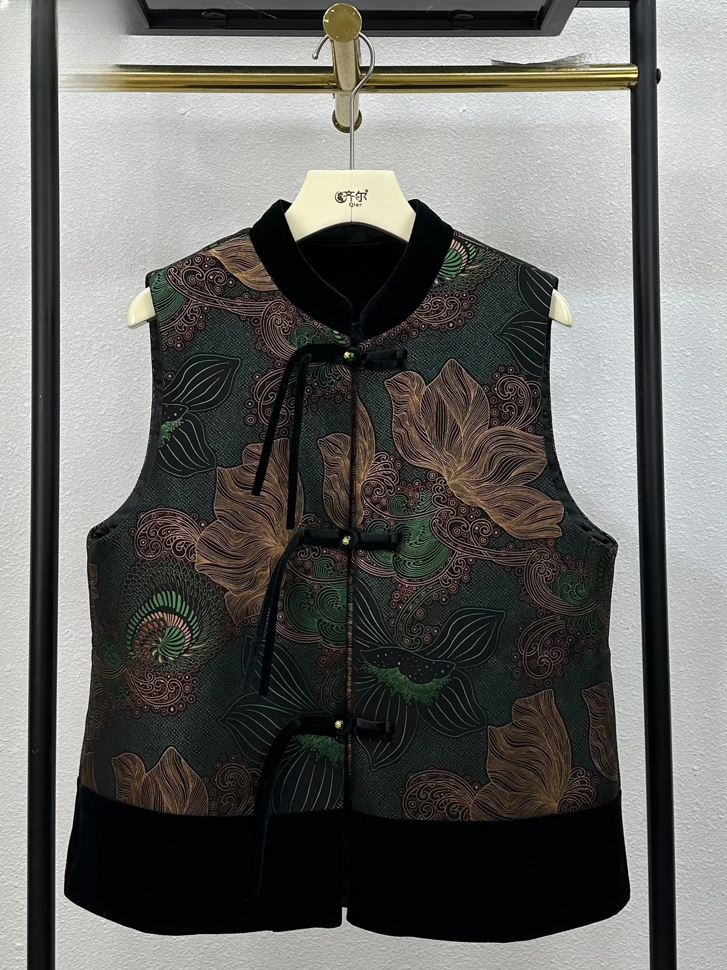 

Новая китайская утепленная хлопковая бархатная жилетка на пуговицах для женщин среднего и старшего возраста с традиционной вышивкой