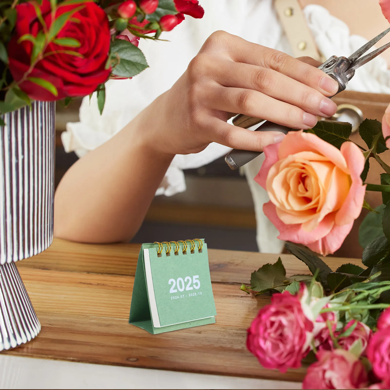 

Маленький настольный календарь на 2025 год, мини-календарь с пружинным переплетом, ежемесячный планировщик, ежедневный блокнот, стильный, для дома и офиса