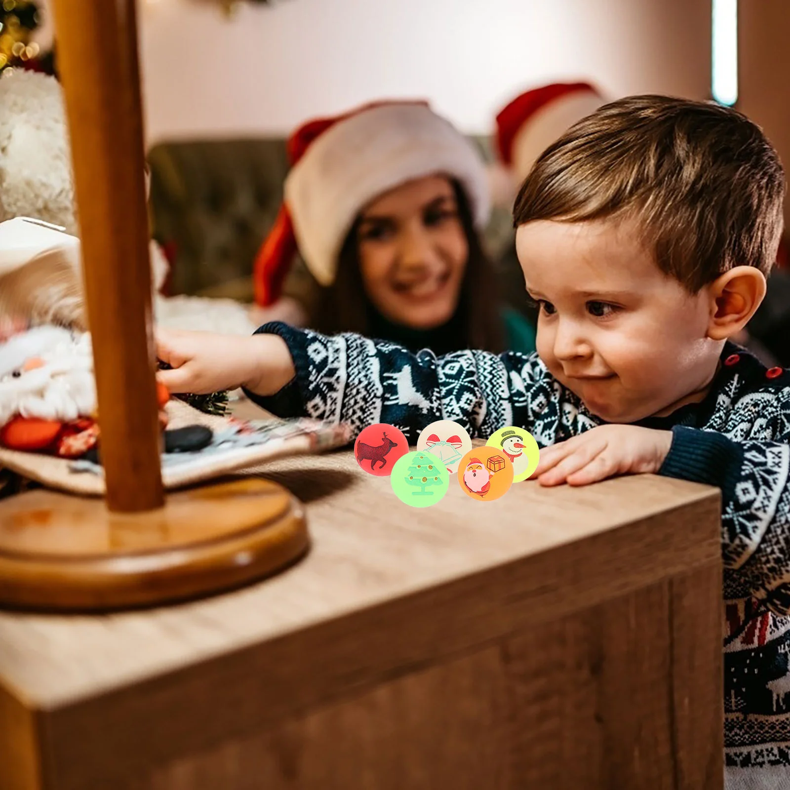 クリスマスは暗い弾力のあるボールで輝きます、固体のバウンドおもちゃ、パーティーの記念品、ゴム製のボール、安全で明るい自動販売機、12個