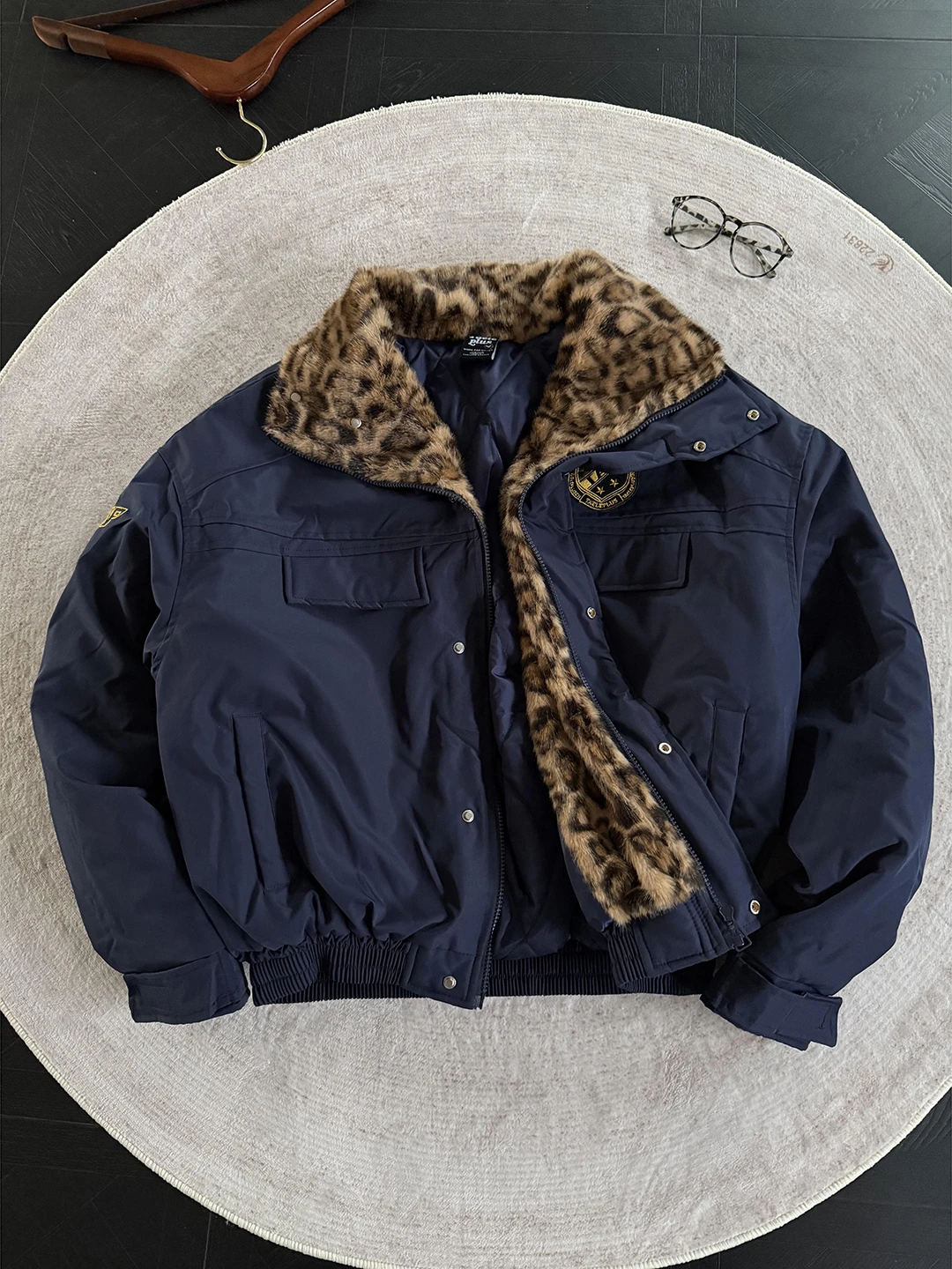 

Thickened Winter Cotton Jacket Men's Short Style Embroidery Badge Leopard Pattern Coat Warm Retro American Style Youth Casual