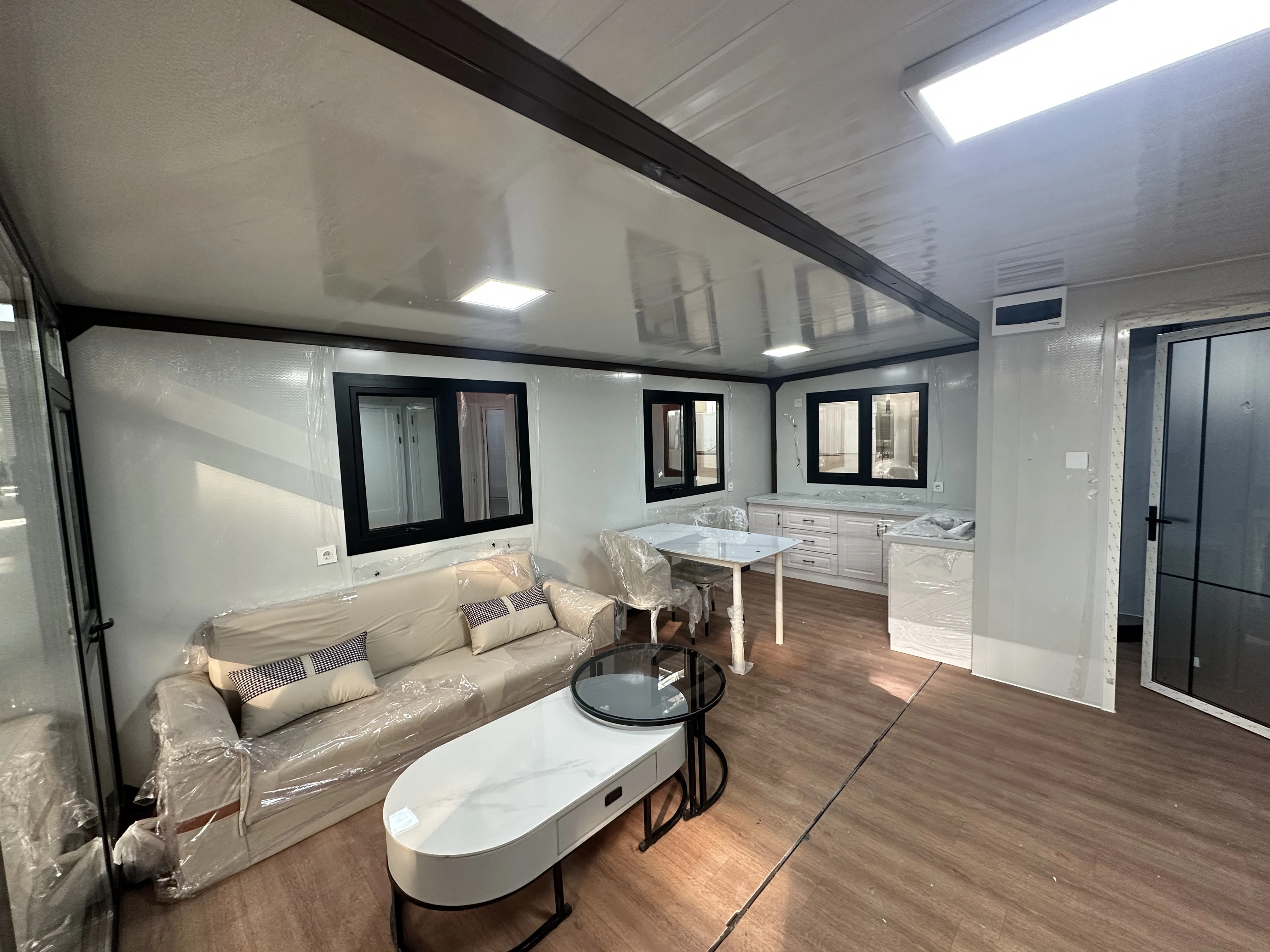 Container House Expandable Design 20ft 40ft Modular Prefab Home with Electrical System Bathroom and Full Furnishings