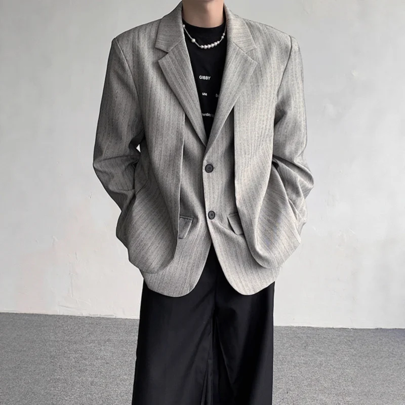 

2025 Высококачественный полосатый искусственный пиджак-двойка с многослойным дизайном для повседневной и свободной мужской одежды в корейском стиле на весну и осень