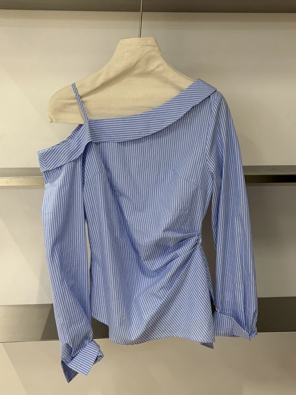 

Модная полосатая рубашка с одним открытым плечом, асимметричным дизайном, подчеркивающая талию, в повседневном стиле, женская, с длинным рукавом, из дышащего хлопка.