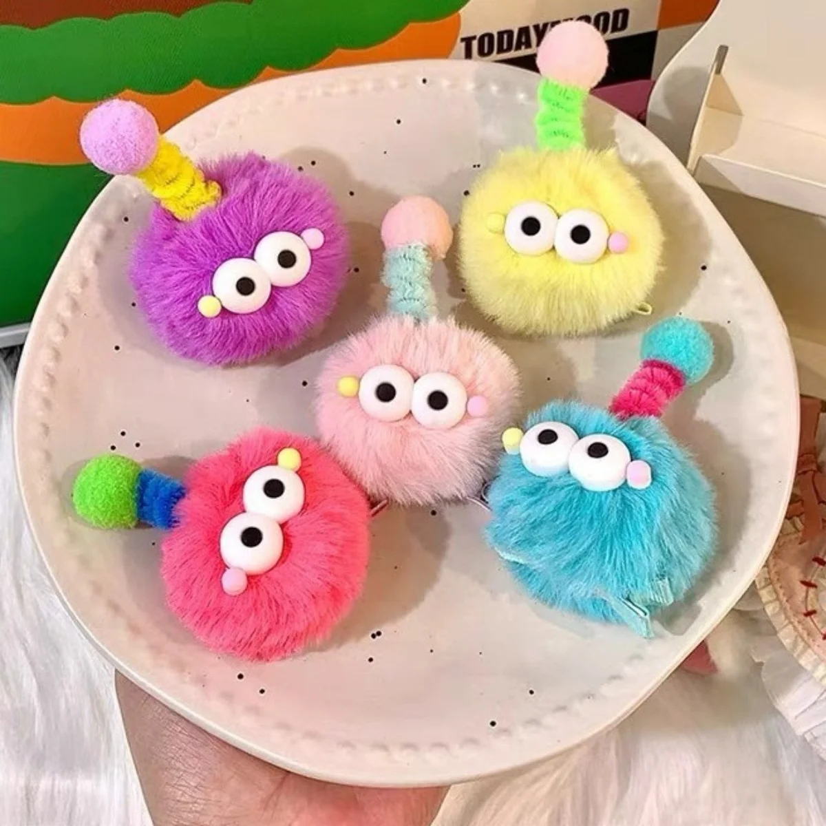 Juego de pinzas para el cabello de felpa con dopamina, lindas pinzas para el cabello de felpa, horquillas coloridas de pequeño monstruo, divertidas pinzas para el cabello con bolas de carbón
