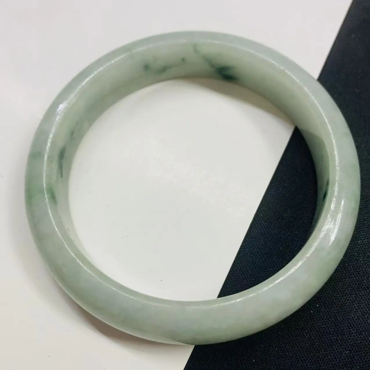 

Светло-зеленый жадеитовый браслет диаметром 59 мм, фотографированный в реальном времени.