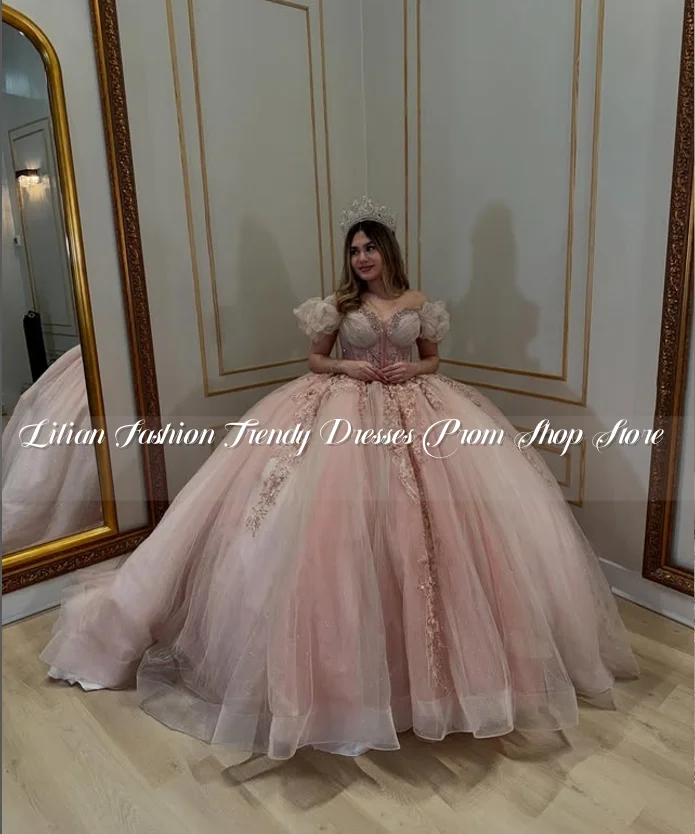 Delicati abiti Quinceanera di lusso rosa con spalle scoperte cattedrale strascico elegante applicazioni di perline di pizzo abiti personalizzati da 15 anni