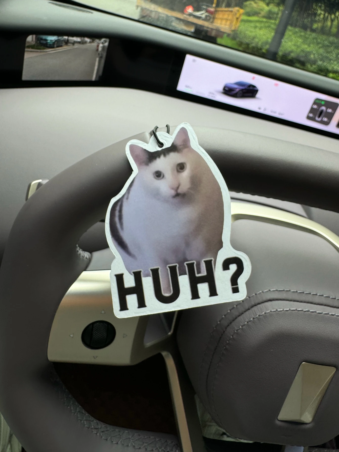 Huh? Cute White Cat Emoji Car Fragrance Tablets, Wardrobe Air Freshener, Perfume, Rearview Mirror Decoration, Car Interior Pendant, Natural Scent to