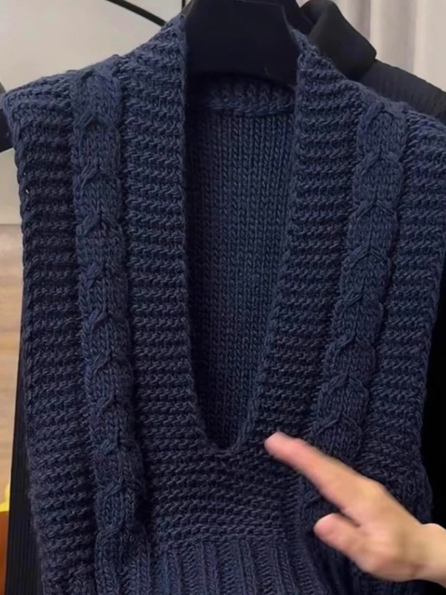 독특하고 편안한 고급 여성 니트 스웨터 베스트 패셔너블 레이어링 탑 슬림핏 V넥 단색 출퇴근룩