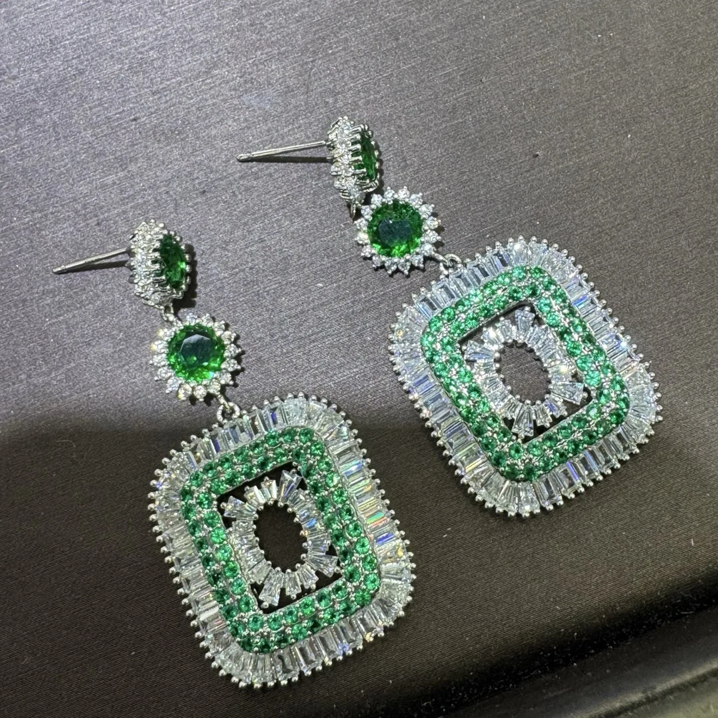 orecchini-pendenti-da-donna-con-zirconi-cubici-alla-moda-eleganti-gioielli-per-eventi-di-gala-cene-e-feste-a-goccia-quadrata-verdi-e-bianchi