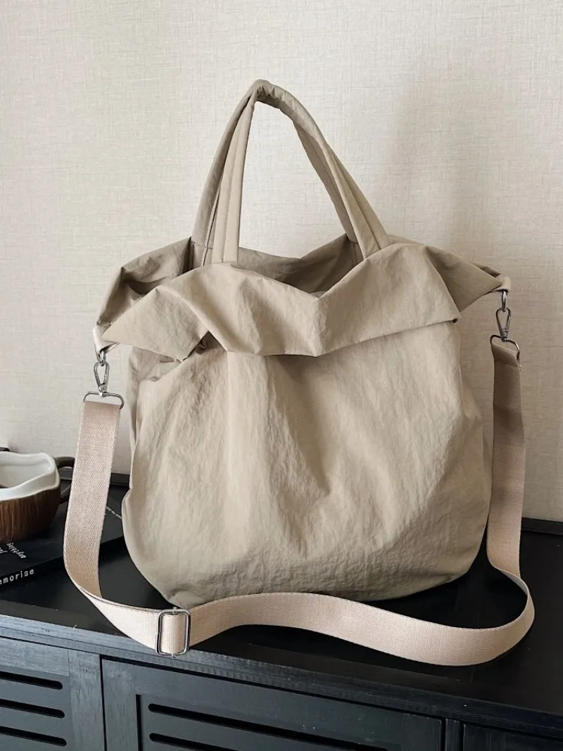 CEEKAY Mattschwarze, gekräuselte Nylon-Umhängetasche, übergroße, weiche Umhängetasche mit einfacher Überschlagöffnung, breiter, verstellbarer Stoffriemen, lässige Handtasche – Detail 15