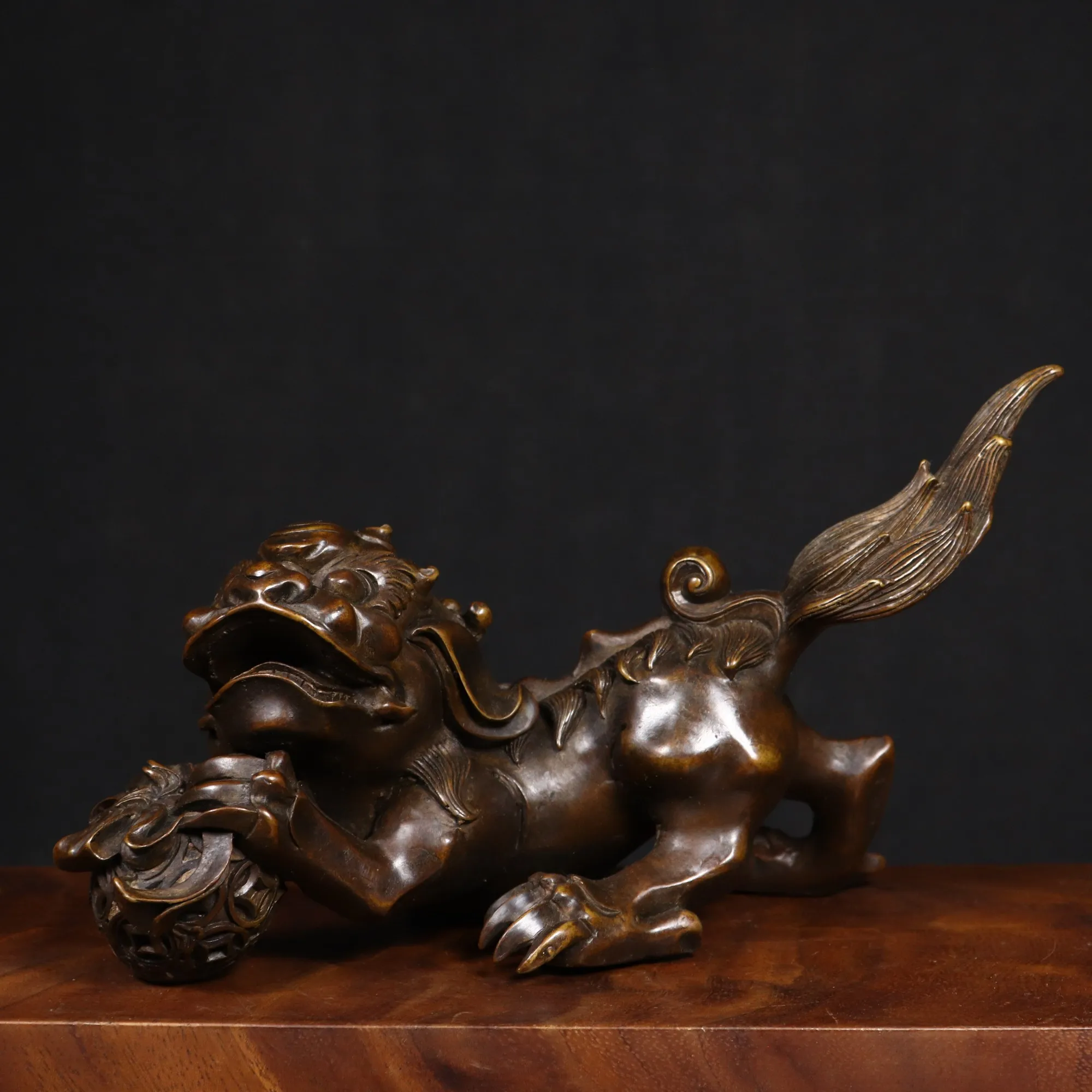 bronze statue A pair of exquisitely carved lion metal ornaments, Foo dog 28cm and 21cm