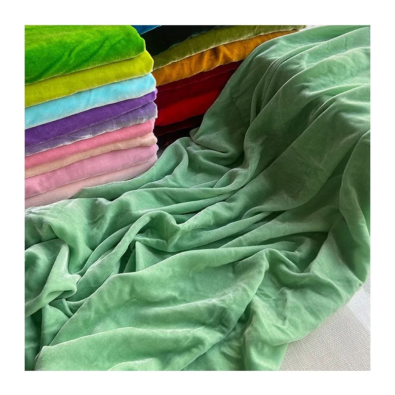 ผ้ากำมะหยี่ไหมสีพื้นกว้าง 140 ซม. และชุดกี่เพ้าสีทอง