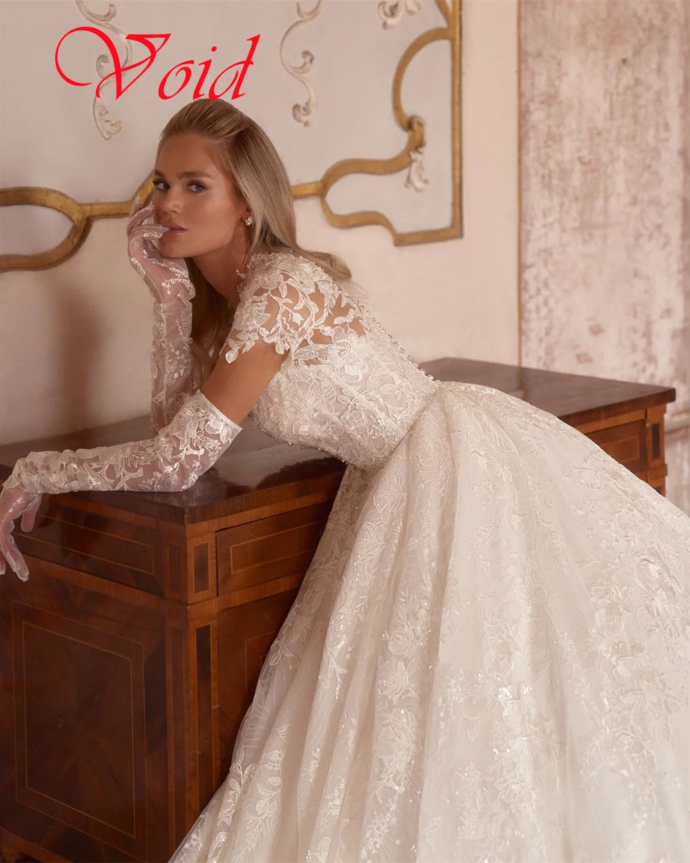 カスタマイズされた繊細なホワイトオーガンザのウェディングドレス絶妙な V ネック半袖ブライダルパーティークラシックボタンバックブライダルドレス