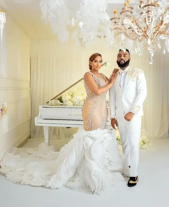 Abiti da sposa personalizzati con cristalli di perline di lusso arabi taglie forti Abiti da sposa con strascico staccabile sexy a sirena senza schienale