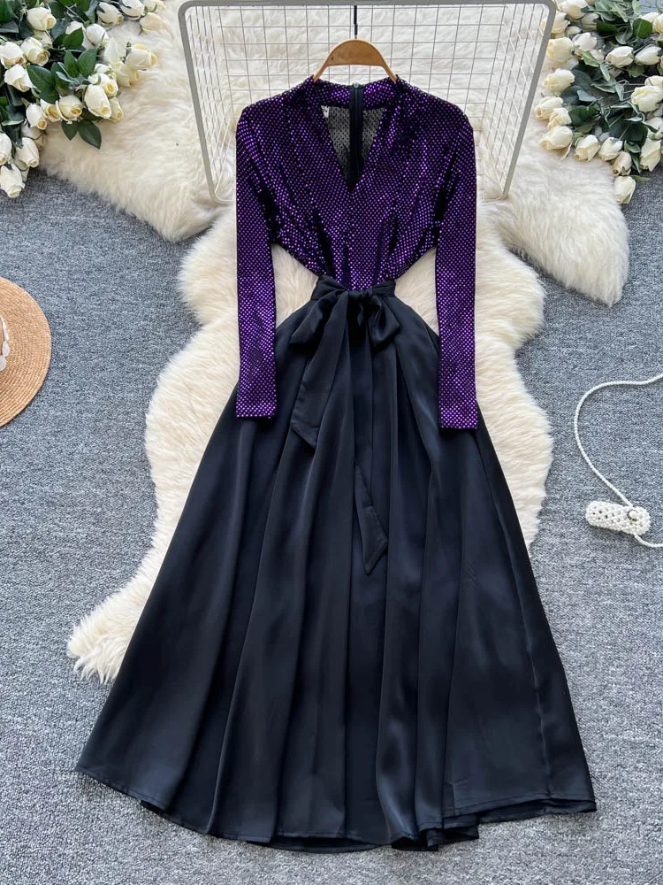 Vestido Longo E de Seda Satin com Decote em V Cruzado, Lantejoulas Brilhantes, Mangas Longas, Cinto que Ajusta a Cintu...