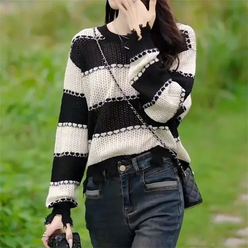 

2025 Lazy Wind Women Long Sleeved Knit Top Spring Autumn Lady Fashion Round Neck Hole Knitted French Femme Stripe Sweater Jacket
