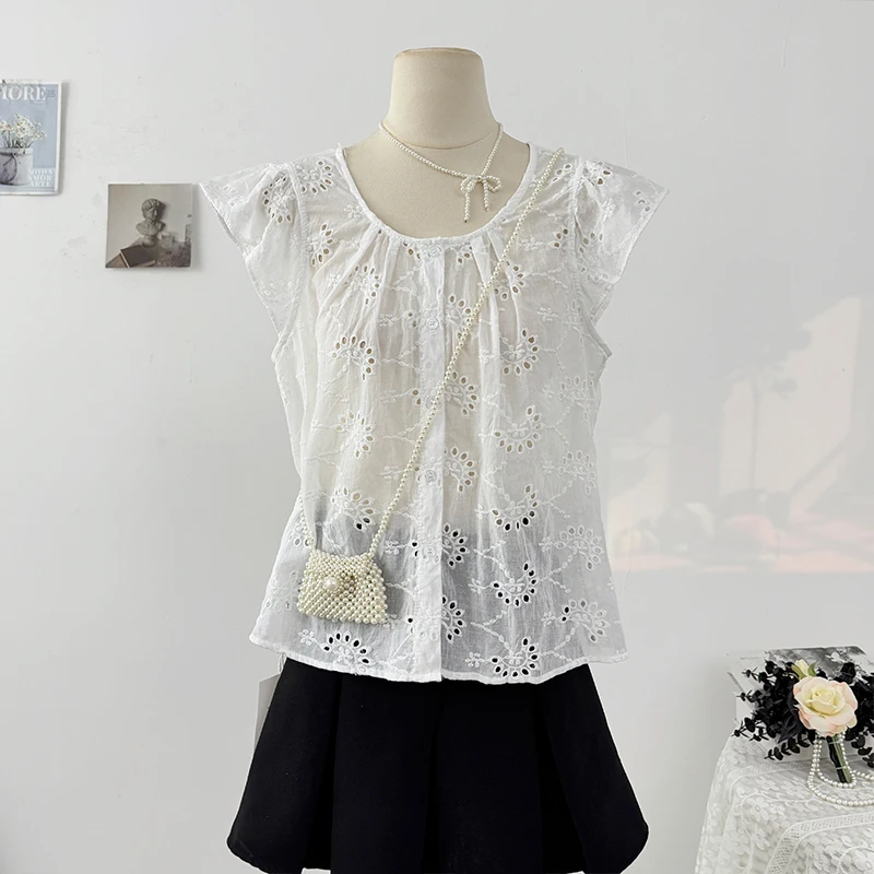 

Gagarich Embroidery Flower Hollowed Out Small Fly Sleeve Round Neck Shirt Summer Loose Age Reducing Single Breasted Chic Top