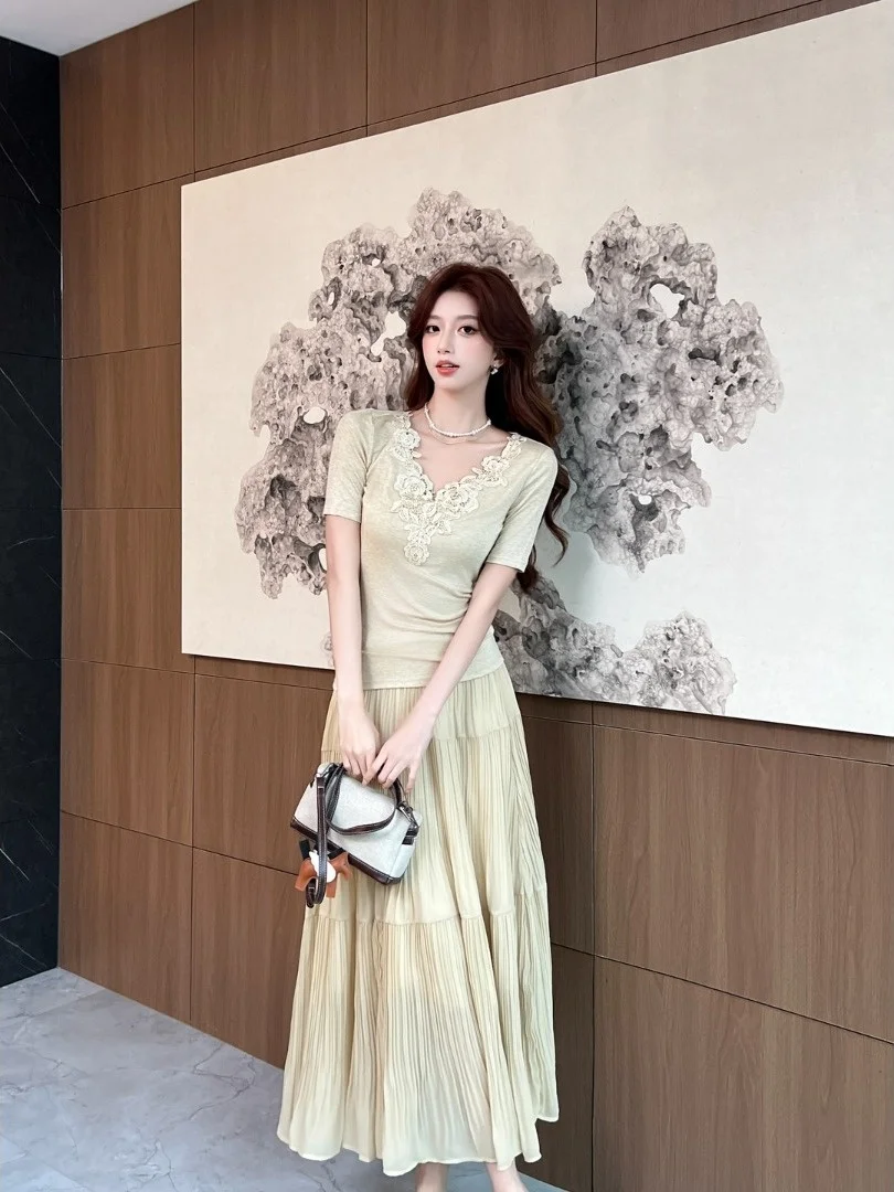 

Retro Lace V-neck Slim Fit Mid-sleeve T-shirt High Waist Pleated Skirt Two-piece Set Women's Fashionable Bodycon Style