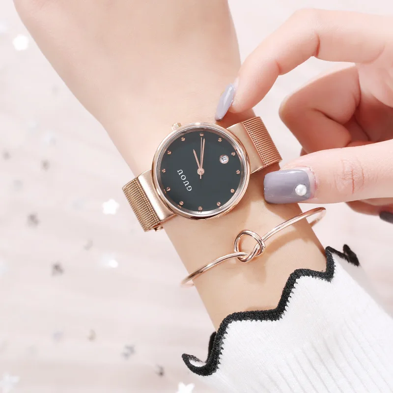 ساعة نسائية جديدة أنيقة وعصرية مع سوار فولاذي مقاوم للصدأ بتصميم بسيط ومينا مرصعة بالألماس. هدية مثالية للنساء.