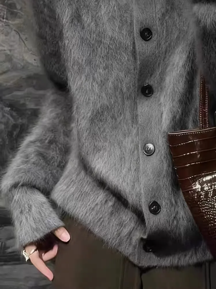 Dzianinowy kardigan damski, modny, jesienno-zimowy, długi, miękki, przytulny, idealny do dojazdów do pracy, o regularnym kroju, pojedynczy element.