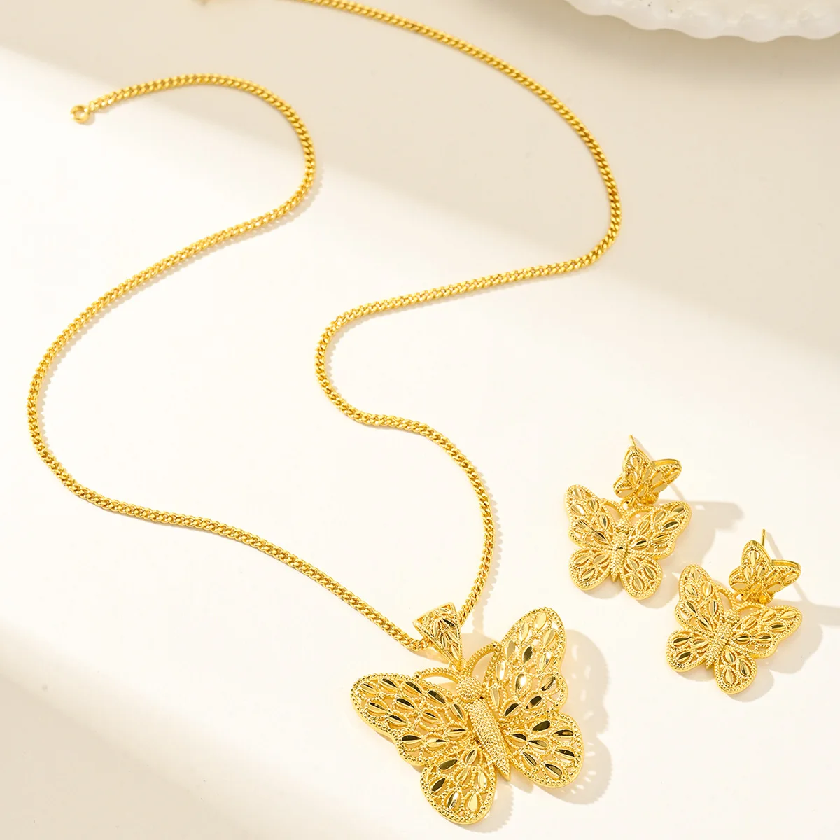 Huixing cross-border wholesale golden butterfly hollow jewelry set retro filigree necklace earrings source factory export