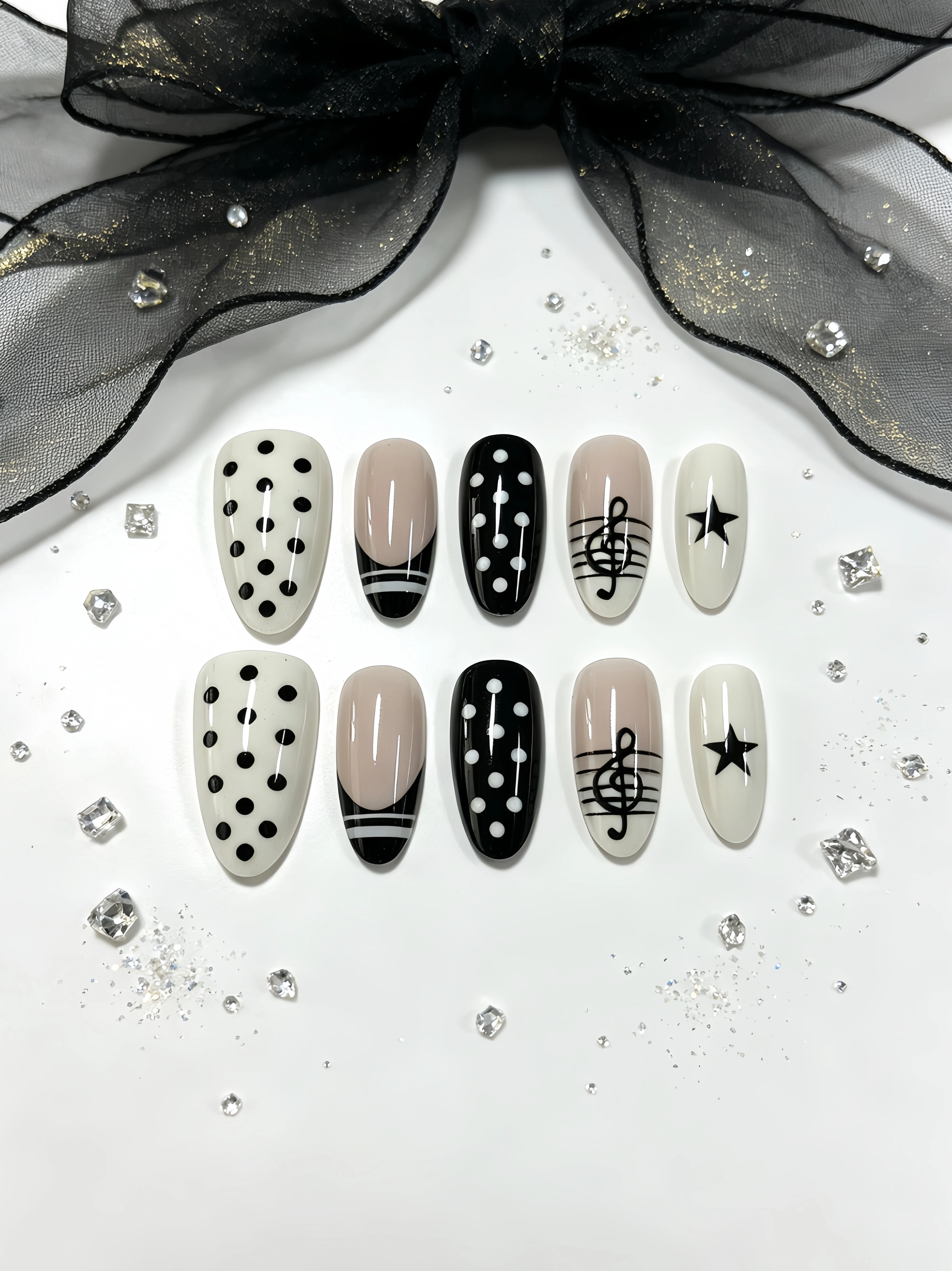 Ensemble de 10 faux ongles de longueur moyenne en forme d'amande, ensemble complet avec des notes musicales, des étoiles et des pois, ensemble de nail art simple sur le thème de la musique, style coréen frais, style artistique pour séances photo, polyvalent pour toutes les saisons, faux ongles coréens style Instagram, faux ongles minimalistes pour Halloween, style doux et cool