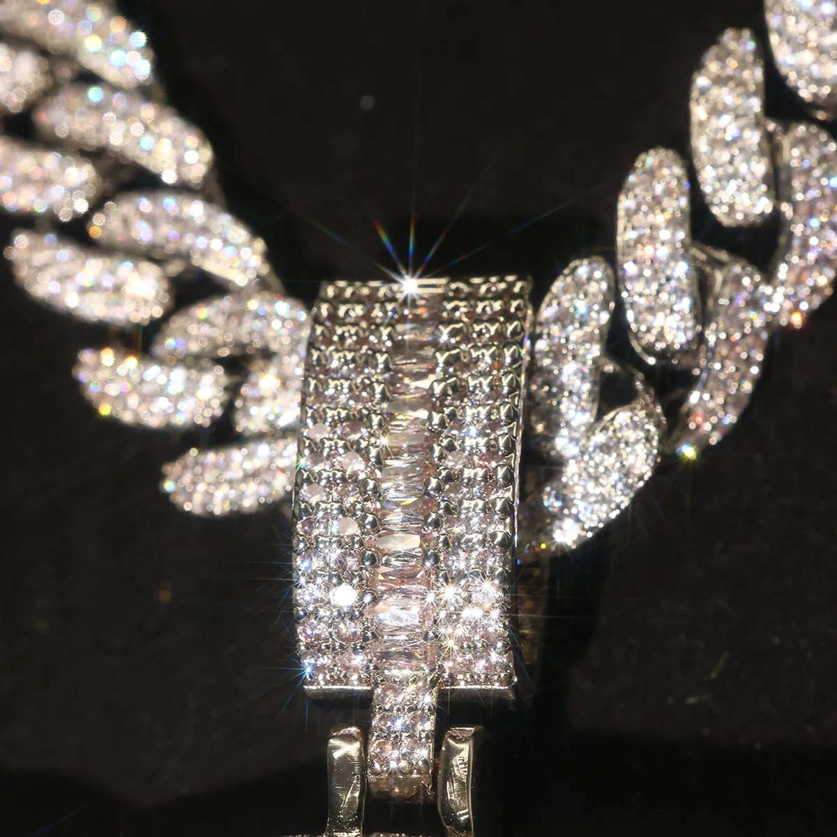 Iced Out Roaring Tiger Head Pendant 18K Gold Plated Micro Pave CZ Zircon Blue Nose Red Enamel Shiny Oversized 3D Tiger Face Charm Full Bling Crystal Hip Hop Cuban Link Chain Necklace Accessories Fine Jewelry Gifts for Men Boy Friends Rap Street Club