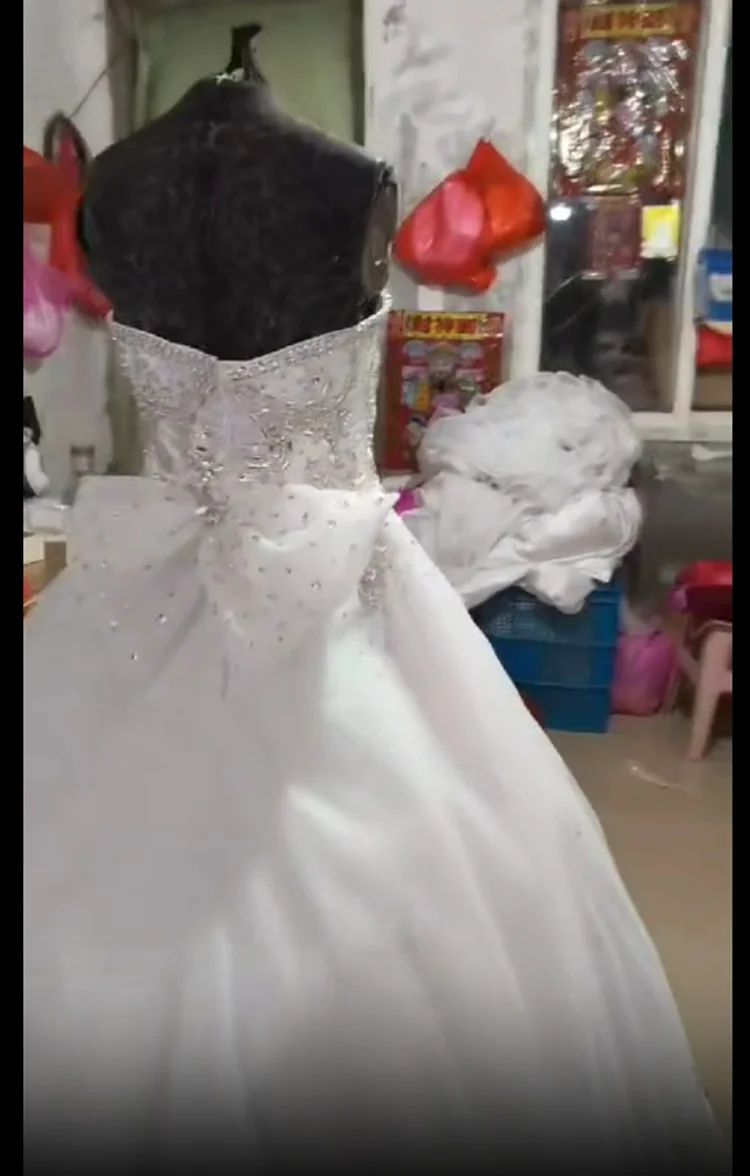 カスタマイズされた恋人シニー手仕事クリスタルビーズのウェディングドレスローブデマリースイープトレイン夜会服のブライダルドレス